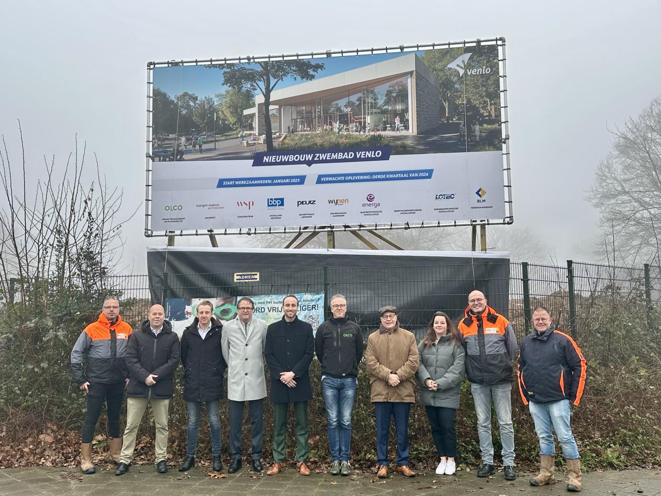 Wethouders Verhaegh en Schatorjé samen met partners voor het nieuwe bouwbord voor de bouw van het zwembad in Blerick.