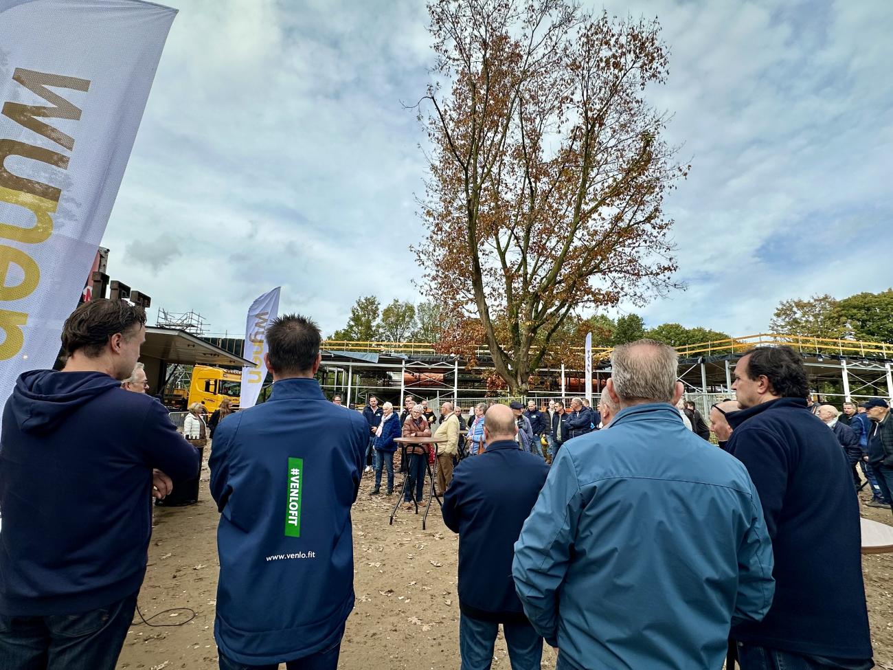 Mensen die toekijken naar hoogste punt zwembad Blerick