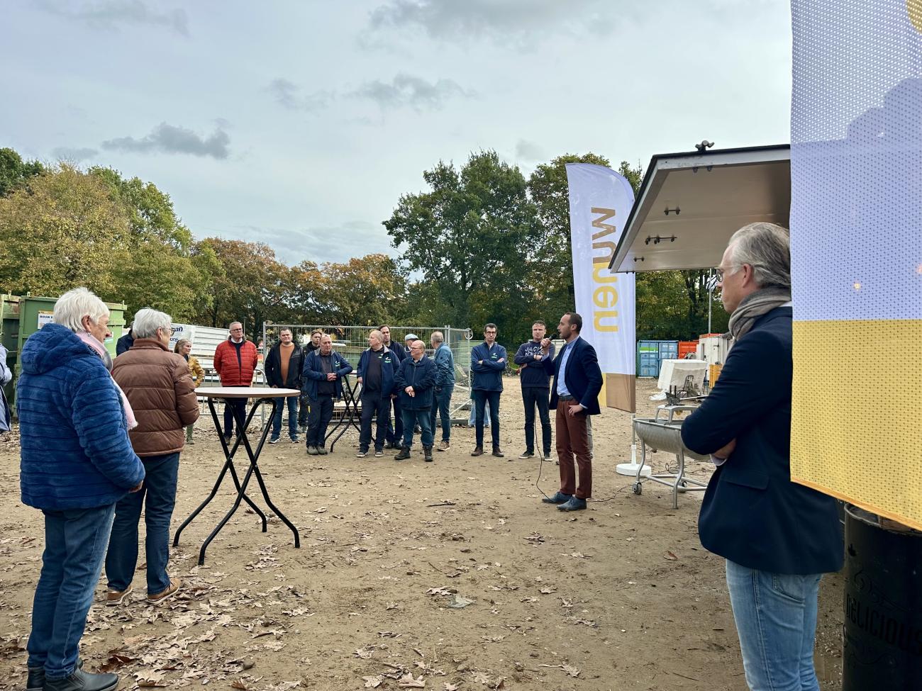 Mensen die samen staan tijdens hoogste punt zwembad Blerick