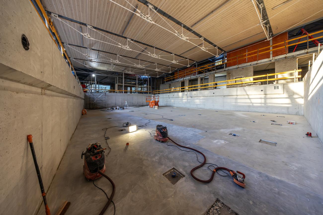 foto van het lege zwembad en de bouwvoortgang hiervan