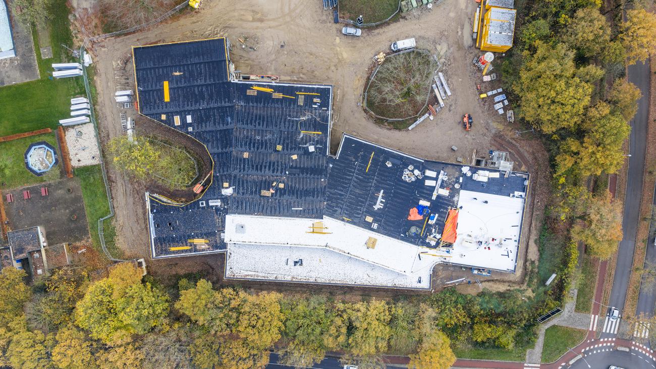 bovenaanzicht van de bouwvoortgang van het nieuwe zwembad in november