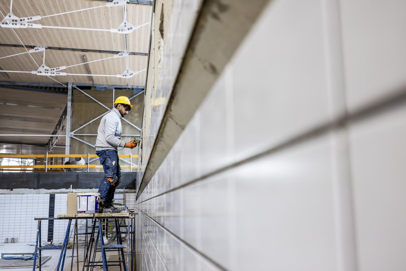 man werkend aan bouw nieuwe zwembad