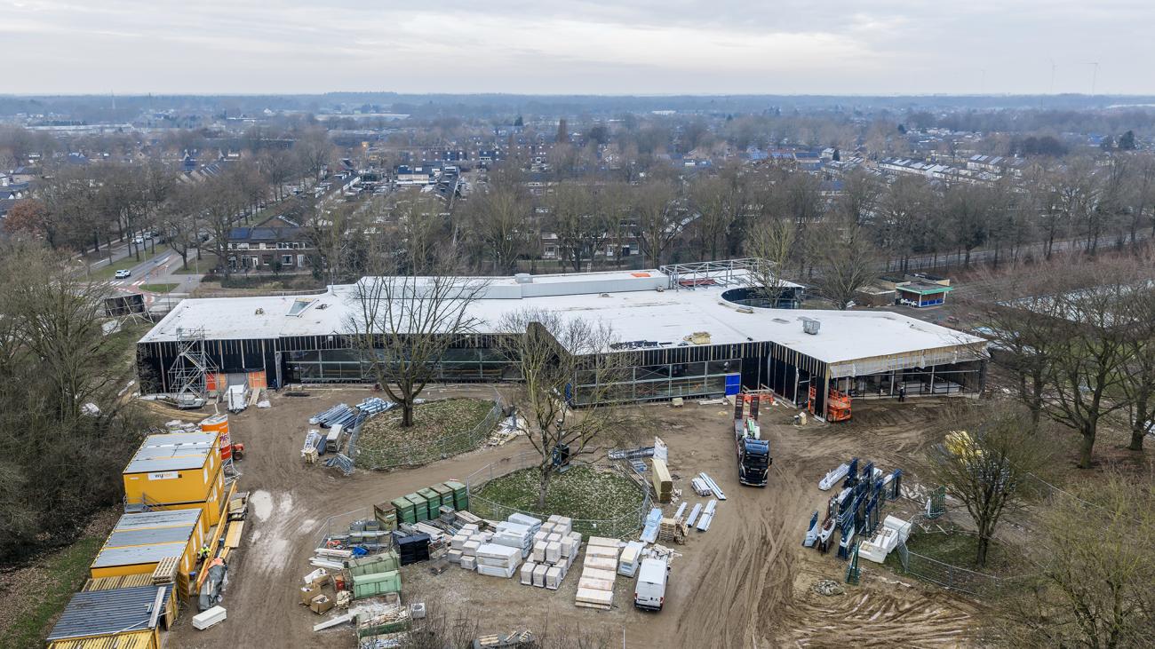 Drone foto van de voortgang van het nieuwe zwembad