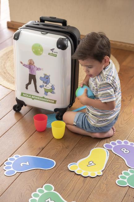 Kindje speelt met de NOLA beweegkoffer