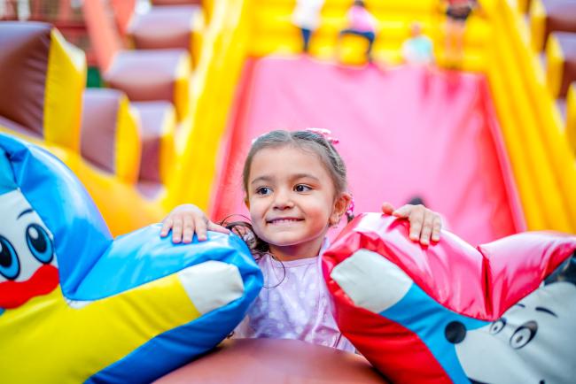 Kind aan het spelen op een springkussen 