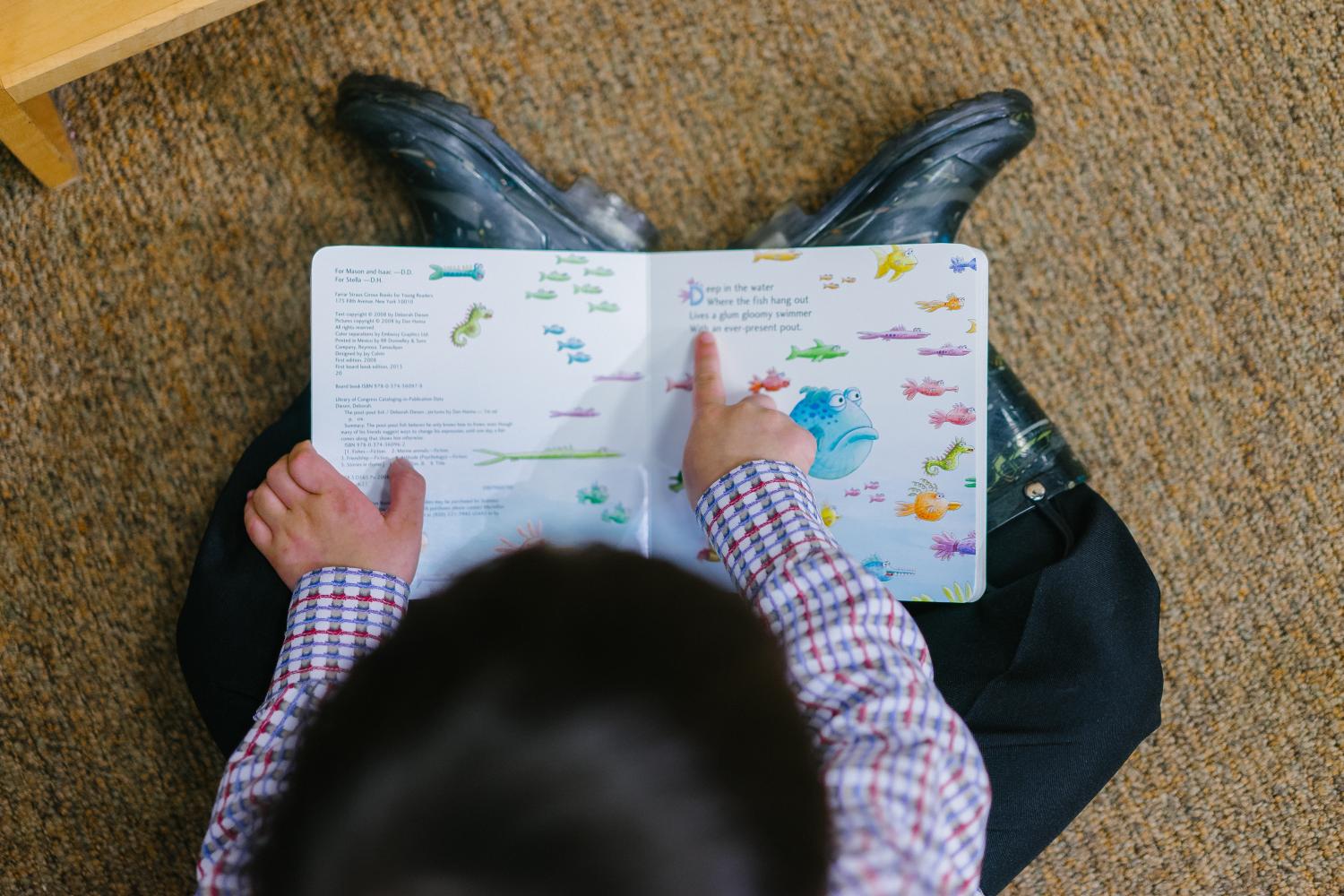 Kind aan het lezen