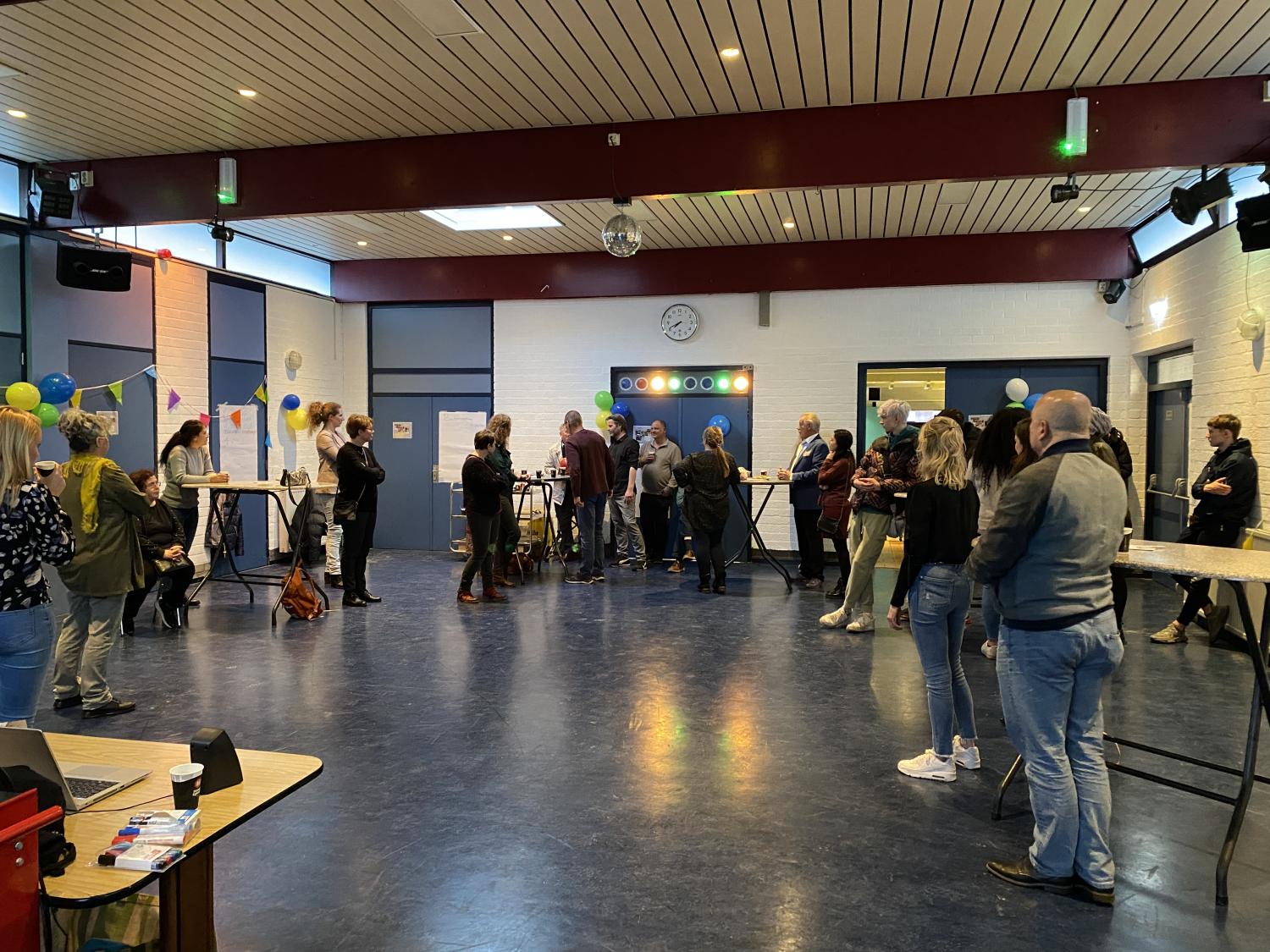 Mensen op een informatiemarkt