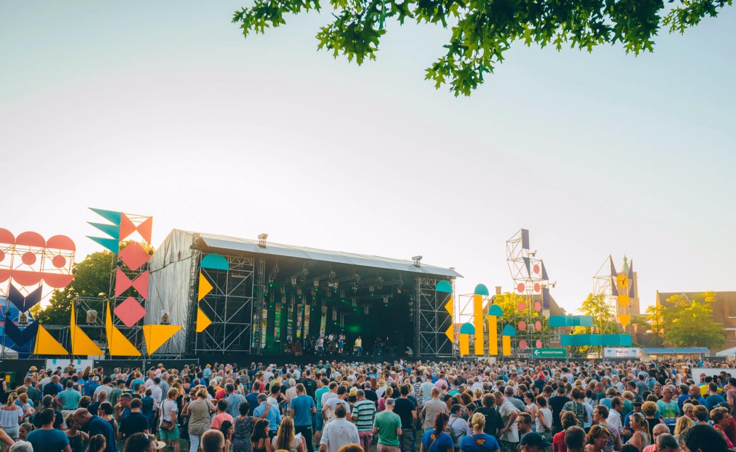 Het hoofdpodium tijdens het Zomerparkfeest in Venlo