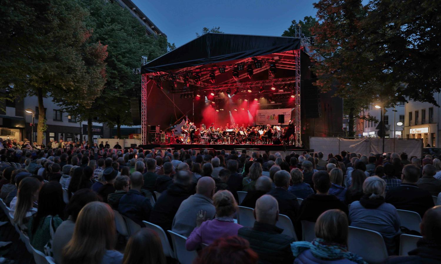 Publiek kijkt naar een concert op het hoofdpodium in de binnenstad van Krefeld tijdens een eerdere editie van Kultur findet Stadt