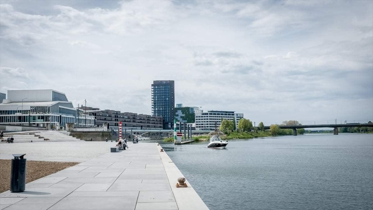 Overzicht van de lage loswal in venlo. De maas met kade en maasboulevard.