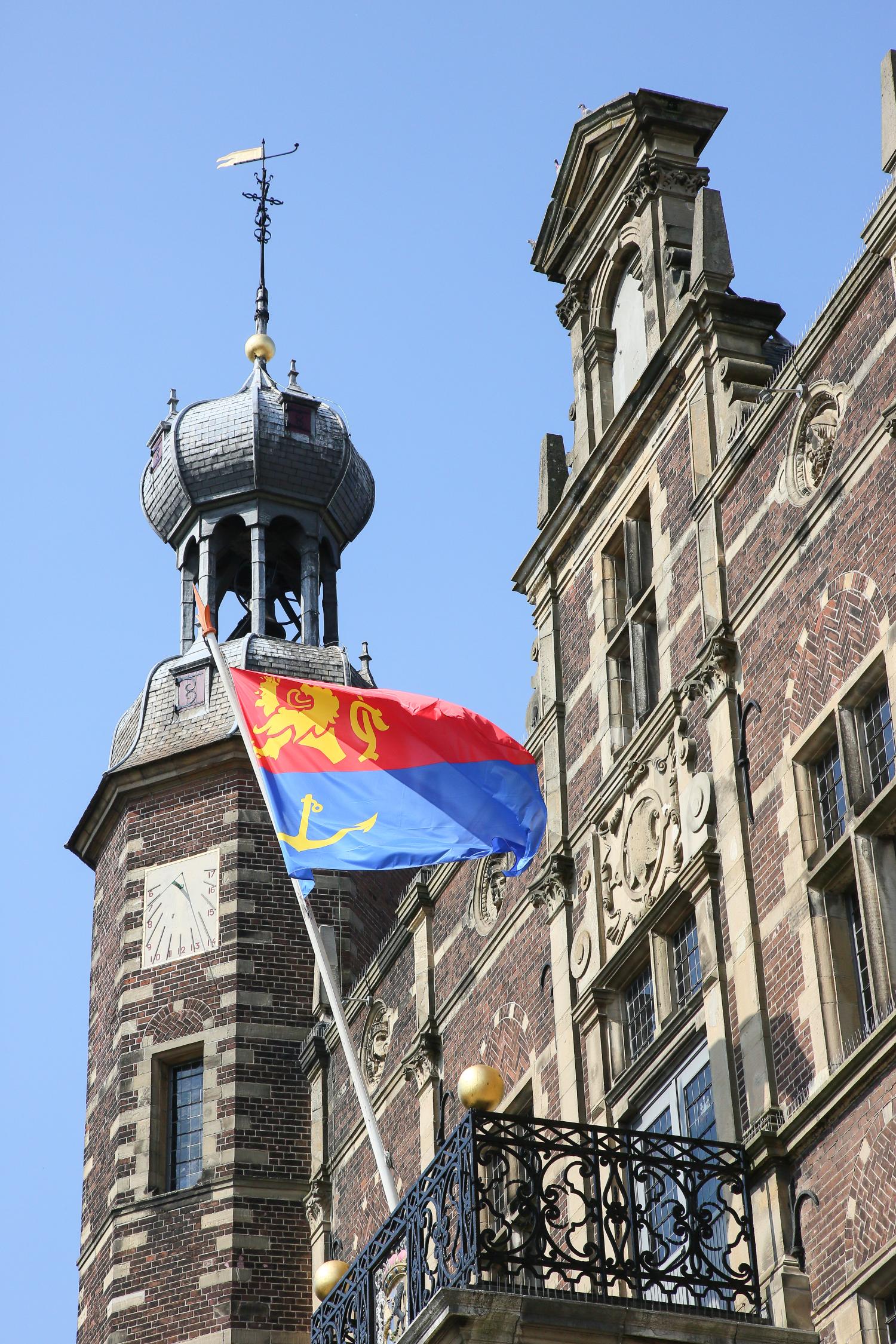 De gevel van het stadhuis met de Venlose vlag