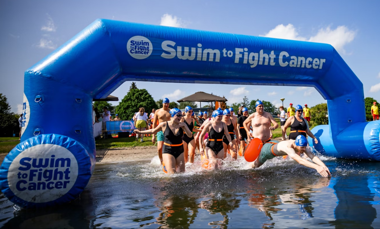 Zwemmers die aan de start staan van Swim to fight cancer in Venlo