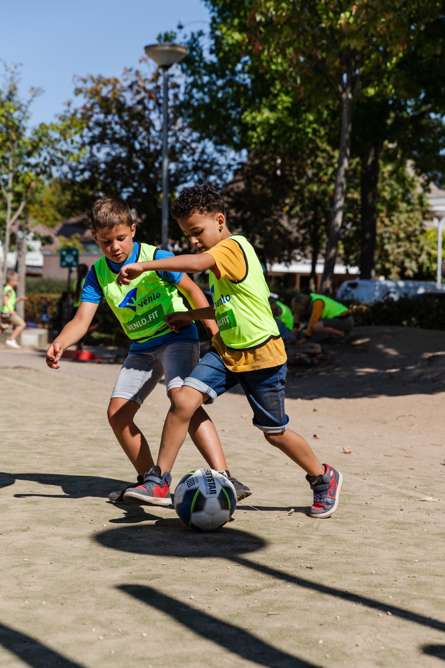 twee voetballende kinderen