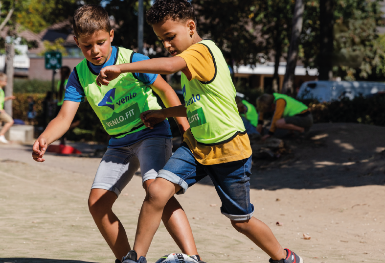 Kinderen die buiten aan het voetballen zijn