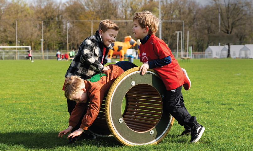 Kinderen zijn buitenactiviteit aan het doen