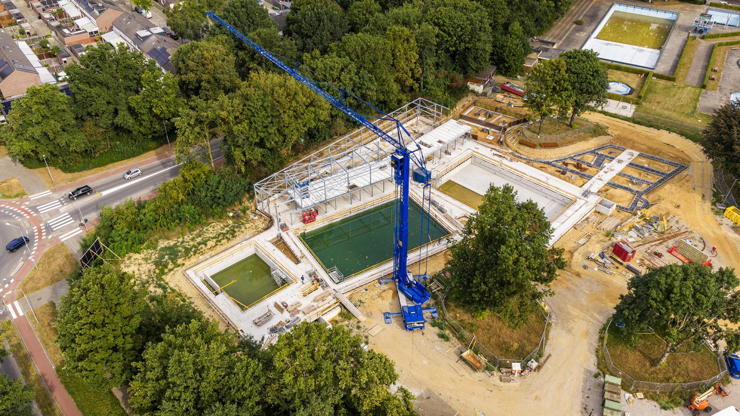 Een luchtfoto van de bouw van het nieuwe binnenzwembad in Blerick.