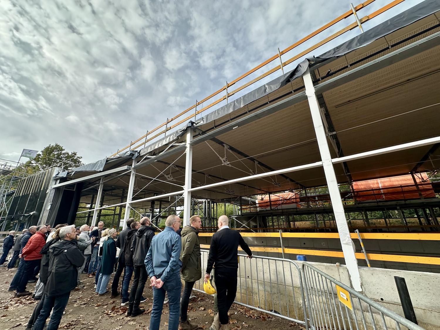Mensen die toekijken naar hoogste punt zwembad Blerick