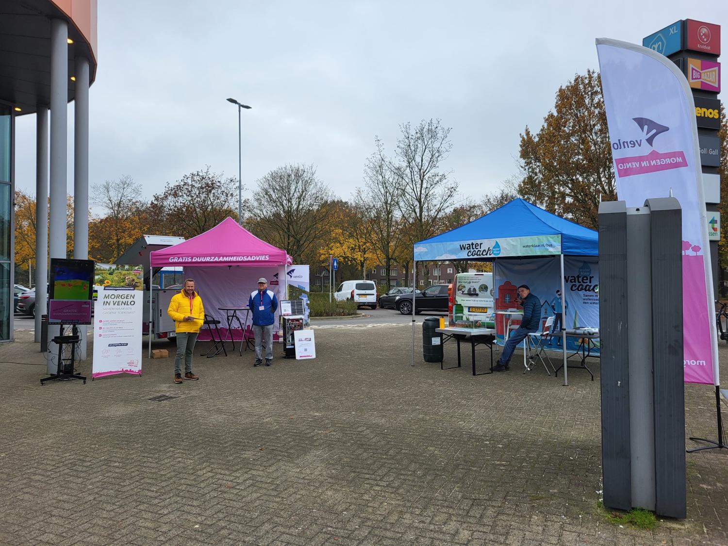 Stands bij het trefcenter om duurzaamheidsadvies te geven