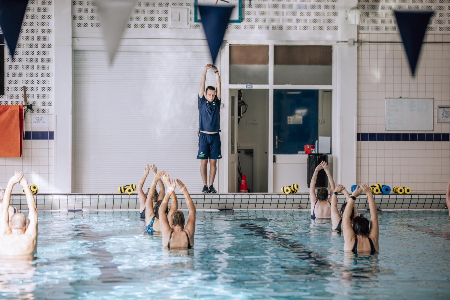 Aqua vitaal les in het zwembad