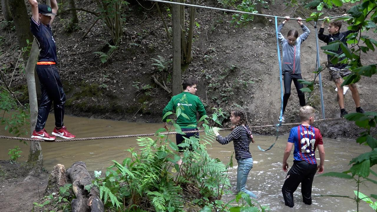 Kinderen van groep 8 zijn aan het survivallen in de bossen in Belfeld.