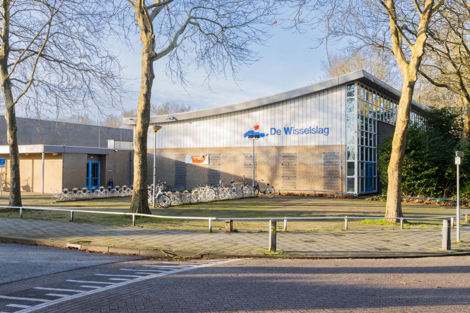 voorkant gebouw zwembad de wisselslag