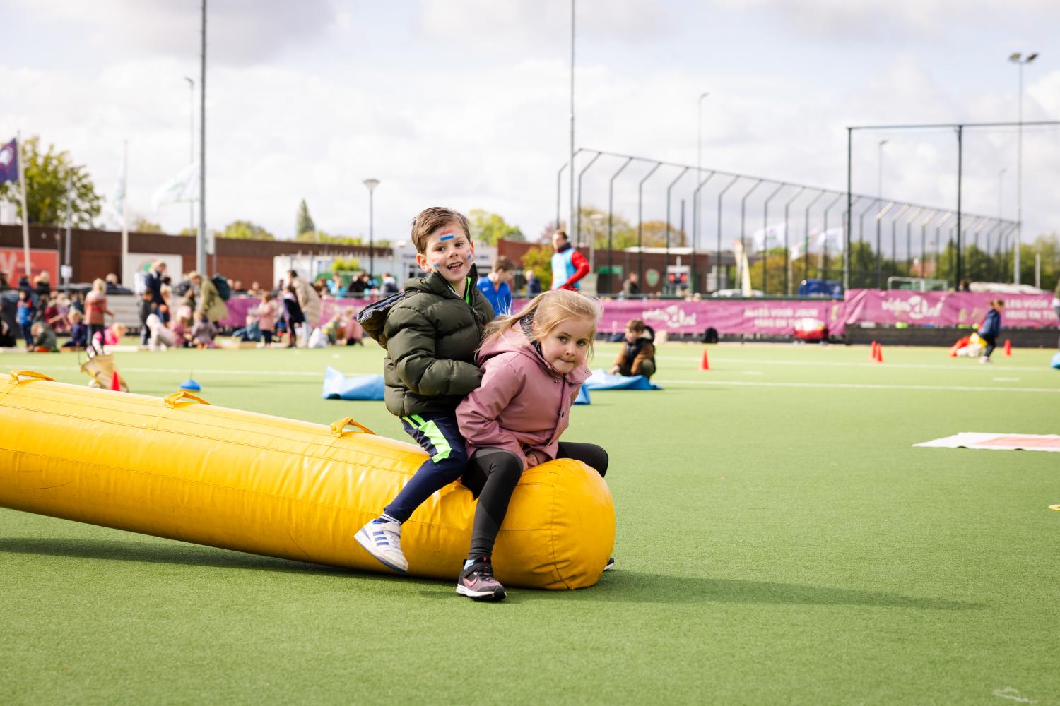 Spelende kinderen tijdens een sportdag 
