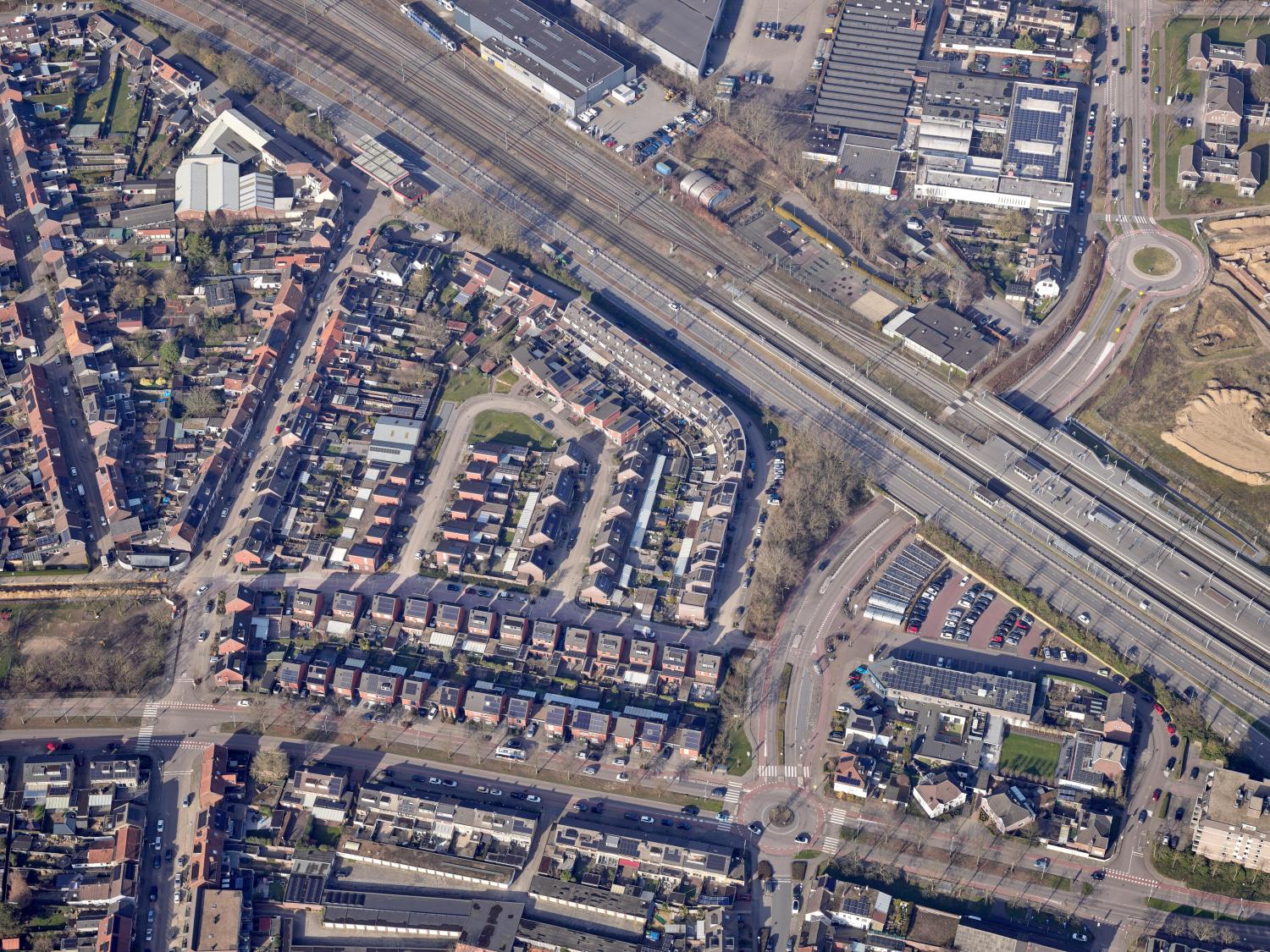 Luchtfoto van de huidige situatie Burgemeester Gommansstraat en rotonde Kazernekwartier