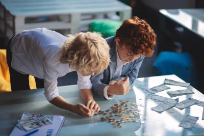 Twee kinderen die geld aan het tellen zijn 