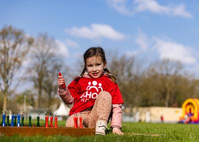 Kind dat buiten aan het spelen is op een grasveld